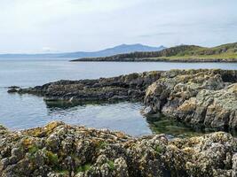 rochoso litoral às glencalum baía, ilha do mas, Escócia foto