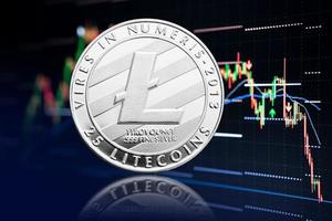 moeda litecoin e fundo de gráfico de ações com criptomoeda em queda de preço foto