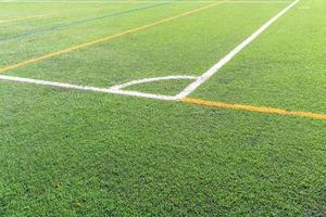 campo de futebol com novo campo de grama artificial foto