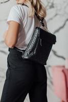 lindas bolsas complementam o estilo de uma garota lindamente vestida foto