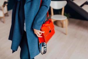 lindas bolsas complementam o estilo de uma garota lindamente vestida foto