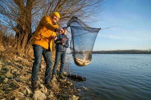 pai e filho pescando juntos foto