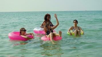 um grupo de adolescentes corre e brinca na praia nas férias de verão e sorri e aproveita as férias. foto