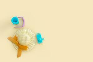 oculos de sol, Palha chapéu, brinquedo Câmera e brinquedo vidro com uma Palha em uma pálido bege fundo, período de férias conteúdo a partir de cópia de espaço. foto