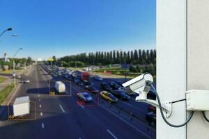 cctv Câmera ou vigilância operativo em tráfego estrada foto