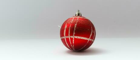 solteiro vermelho Natal árvore bola decoração isolado sobre a branco fundo, foto