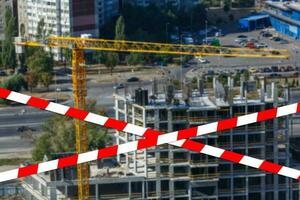 vermelho e branco segurança fita às a construção local foto