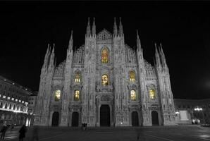 milão catedral com iluminado foto