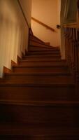 escadas dentro uma casa com uma de madeira grade foto
