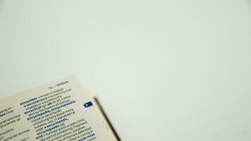 Inglês dicionário aberto com a fundo do uma vivo quarto foto