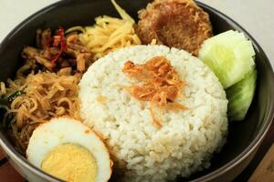 nasi uduk com frito chalotas foto