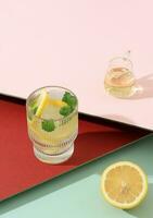 fresco limonada em colorida mesa foto