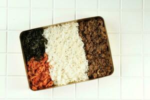 dosirak coreano lancheira embalado refeição conter arroz, Kimchi, flocos assado nori, e carne Bulgogi. foto