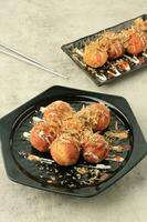 japonês comida, takoyaki bolas com polvo foto