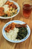 indonésio Comida para família jantar, cardápio às warung tegal foto