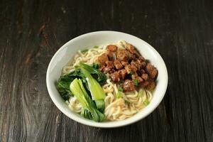 mie ayam, indonésio popular rua Comida com macarrão, frango, e verde legumes foto