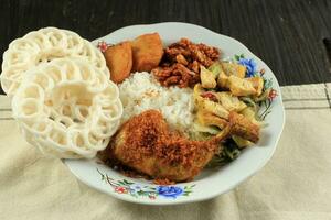 nasi verruga com frito frango lengkuas foto