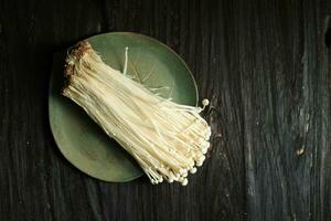 fresco dourado agulha cogumelo ou jamur enoki, enokitake flammulina velutipes foto