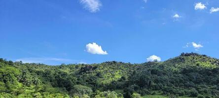 imagem do montanhas dentro a interior do Brasil foto