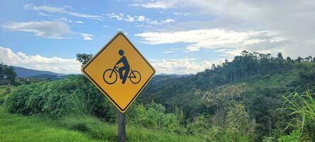 ciclista placa em romeiros estrada, romeiros estrada dentro a interior do Brasil foto