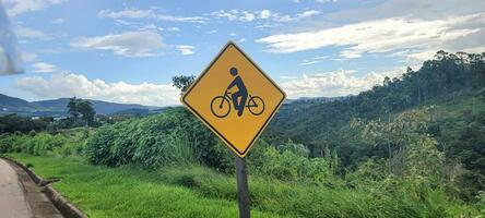 ciclista placa em romeiros estrada, romeiros estrada dentro a interior do Brasil foto