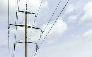 Alto Voltagem elétrico torre contra a céu. Alto Voltagem poder linhas. elétrico distribuição estação. a passagem do a a sobrecarga linha fio apoia carregando luz e calor para dentro a casa. foto