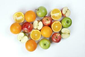 misturar verde vermelho maçã laranja todo fruta cortar fatia metade em branco fundo foto