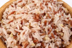 cozinhou misturado baixo glicêmico índice saudável arroz grão basmati painço trigo sarraceno vermelho arroz dentro de madeira tigela em branco fundo foto