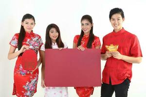 sul leste ásia jovem malaio chinês indiano homem mulher vestindo tradicional chise cheongsam vestir em branco fundo fazer compras troca presente laranja saudações compartilhar racial unidade harmonia mão ventilador foto