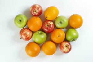 vermelho verde maçã laranja fruta em branco fundo foto