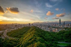 vista panorâmica da cidade de taipei em taiwan ao anoitecer foto