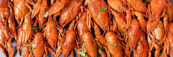 topo Visão do cozinhou lagosta com limões e especiarias foto