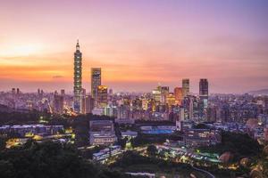 paisagem urbana da cidade de taipei em taiwan à noite foto