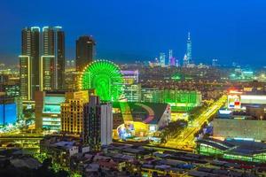 horizonte da cidade de taipei à noite com roda gigante foto