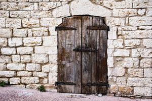 pequena porta de madeira foto