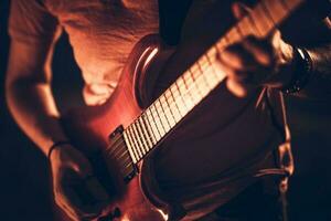 homem do rock com a guitarra foto