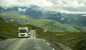 dois autocaravanas em a norueguês cênico estrada foto