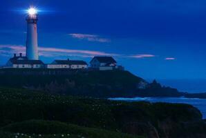 farol cenário às noite foto