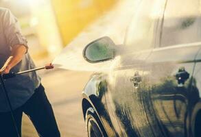 caucasiano homens lavando dele moderno carro foto