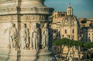 mármore esculturas em exterior do romano histórico prédio. foto