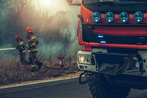 fogo caminhão e bombeiros brigando incêndios foto