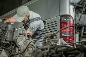 caucasiano mecânico e a treinador ônibus diesel motor regeneração foto