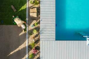 profissional paisagista substituindo naturel Relva gramados ao longo à beira da piscina foto