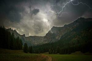 Alto montanhas elétrico tempestade foto