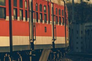 intercidades trem em uma Ferrovia rastrear curva foto