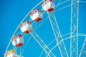 roda gigante sobre o céu azul foto