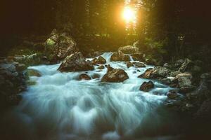 cênico alpino cascata pôr do sol foto