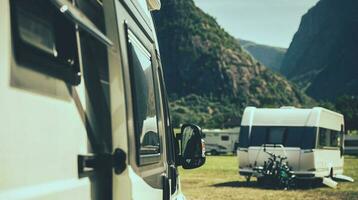 campista furgão e uma viagem reboque dentro uma fundo ficando dentro uma rv parque foto