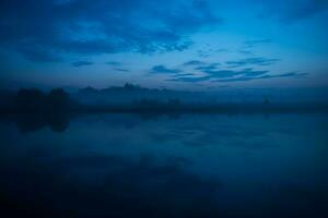 rio reflexão crepúsculo foto