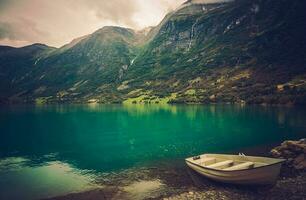 norueguês fiorde com barco foto